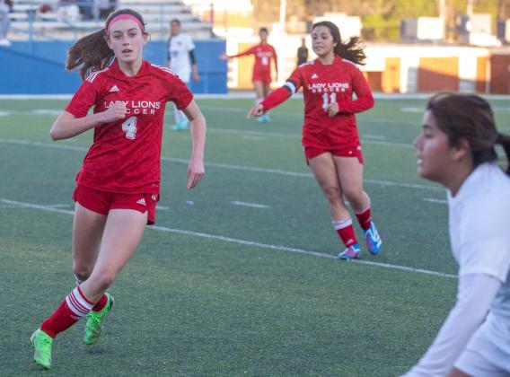 Lady Lions down Elgin, fall shy of 5A playoffs