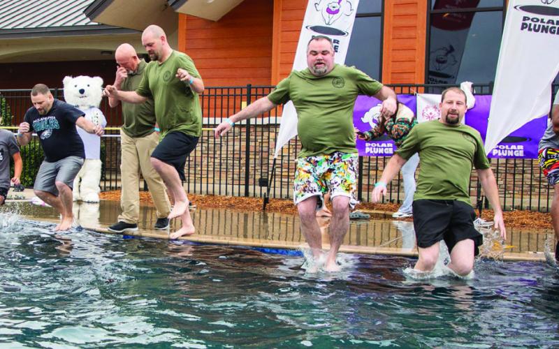 Durant Police O_cer Rick Ford was among those taking the Polar Plunge Saturday morning at Choctaw RV Park. The event benefits Special Olympics. Members of the Choctaw Nation Department of Public Safety took the Polar Plunge to benefit Special Olympics. Matt Swearengin | Durant Democrat