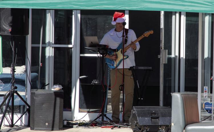 Neally Rose performed in the 300 block of West Main Street in downtown Durant Dec. 14. His performance was part of the better block transformation to improve the downtown. Matt Swearengin | Durant Democrat