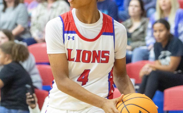 Lion Leon Stone looks to pass the ball. Matt Swearengin | Durant Democrat