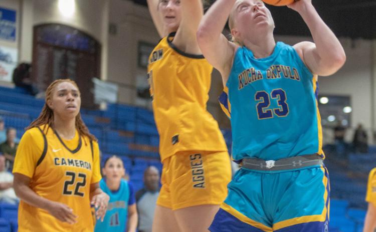SE basketball player Abbie Barr is about to shoot the ball in last week’s game with Cameron. Matt Swearengin | Durant Democrat