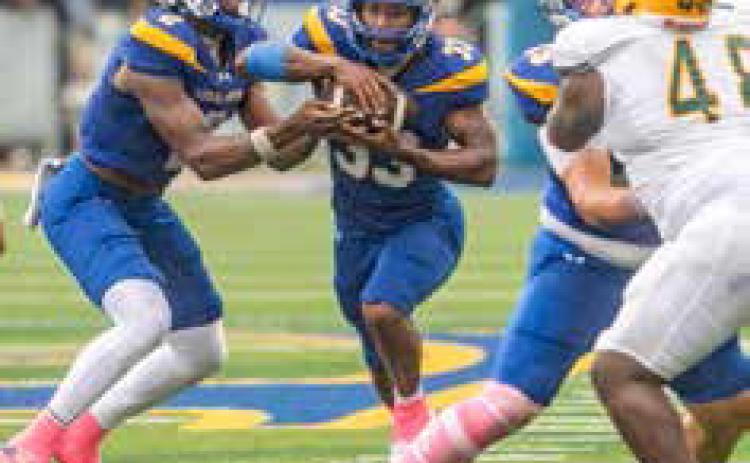 Southeastern quarterback Levay Duncan hands the ball to Kameron Lockhart. Dan Hoke | SE