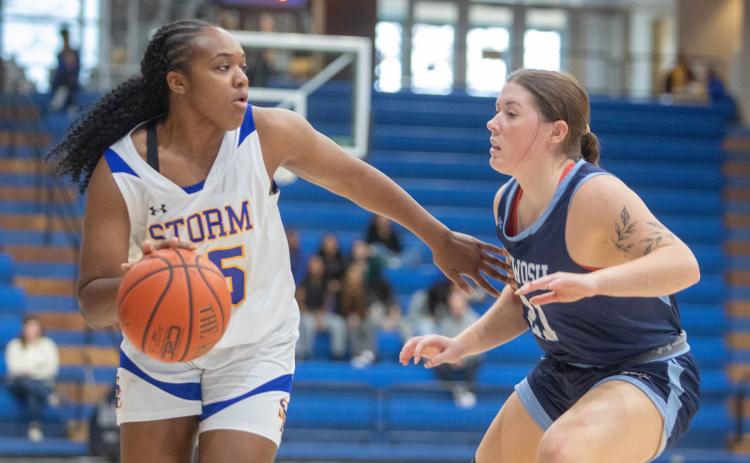SE basketball player Kaydrin Scott moves down court in the home game with Southwestern. Matt Swearengin | Durant Democrat