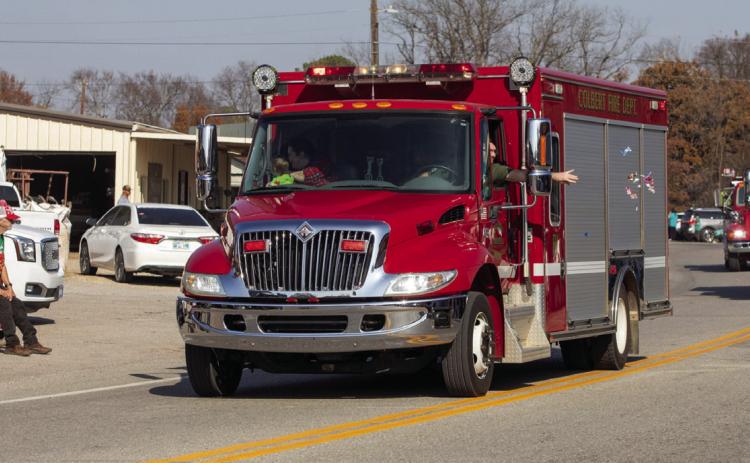 A Colbert firefighter throws candy during the Colbert Christmas parade Dec. 13. Matt Swearengin | Durant Democrat