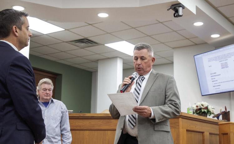 Durant Vice Mayor Mike Simulescu, left, administered a loyalty oath to muncipal attorney Douglas Elliott during last week’s city council meeting. Matt Swearengin | Durant Democrat