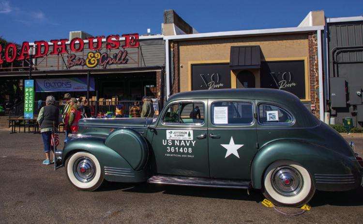 An antique U.S. Navy automobile was among vintage military vehicles that stopped at Market Square in Durant. The Je_erson Highway Convoy traveled from Minnesota to New Orleans. Matt Swearengin | Durant Democrat