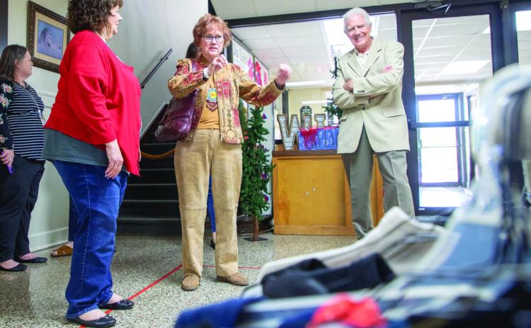 Dr. Melinda McClanahan talks during a visit back to Washington Irving Elementary School for the first time since she was a student there in 1948. Also shown is her husband Robert Porter and Diana Adams, secretary at WI. Dr. McClanahan is the younger sister of the late Rue McClanahan, who starred in the sitcom, “The Golden Girls.” Matt Swearengin | Durant Democrat