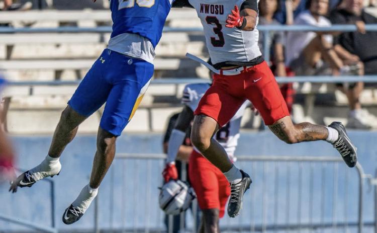 SE’s Josh Dobbins catches the ball. Dan Hoke | SE