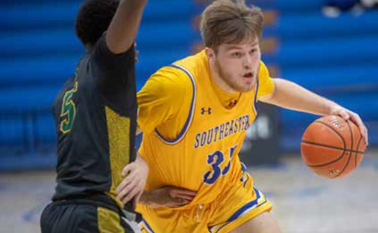SE’s Chandler Dickinson dribbles the ball in the game with OBU. Matt Swearengin | Durant Democrat
