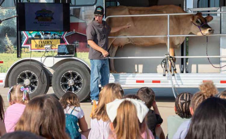 Aaron Sanders, instructor for Southwest Dairy Farmers, speaks to students at George Washington Elementary School. He brought a dairy cow and told the children about dairy farms. Matt Swearengin | Durant Democrat