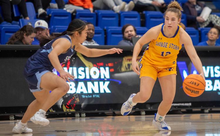 SE’s Halli Hyatt dribbles the ball. Matt Swearengin | Durant Democrat