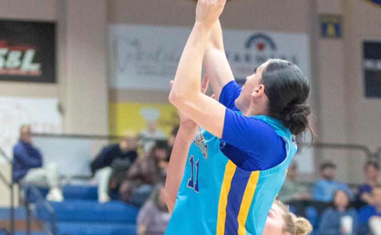 SE’s Kenzli Warden shoots the ball during the game with Ouachita Baptist. Matt Swearengin | Durant Democrat