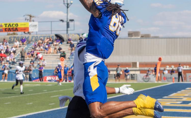 SE football player Kobe Jennings catches a pass for a touchdown during the homecoming game. Matt Swearengin | Durant Democrat