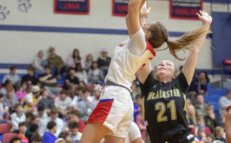 Lady Lion Anslee Morse is about to shoot the ball. Matt Swearengin | Durant Democrat