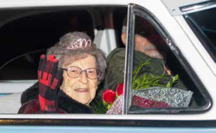 Betty Wakefield was honored as the “Queen of Three Valleys” during the Durant Area Chamber of Commerce Christmas Parade Dec. 5. Matt Swearengin | Durant Democrat