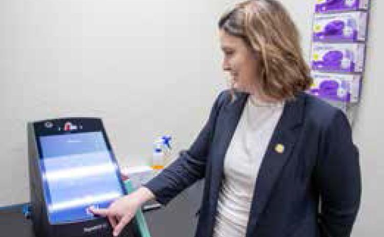 Beth Deen, Rapid DNA program supervisor, demonstrates the Rapid DNA machine. Matt Swearengin | Durant Democrat