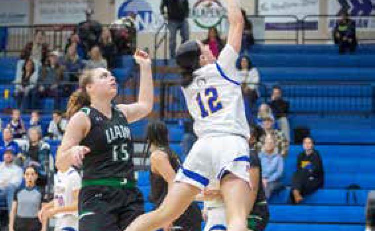 Kenzli Warden shoots the ball. Matt Swearengin | Durant Democrat