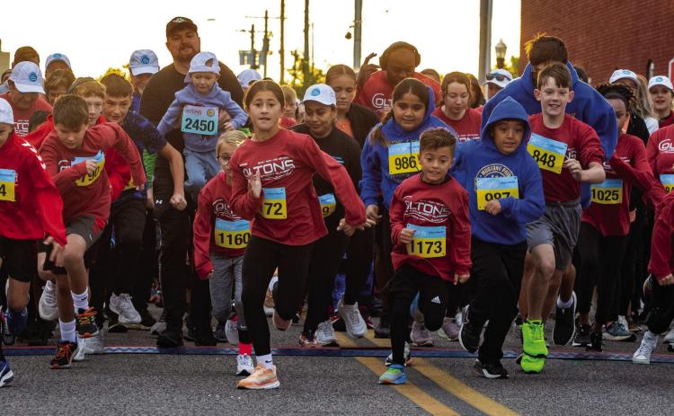 Runners take o_ during the fun run part of Colton’s Main Street Run Saturday morning in downtown Durant. Matt Swearengin | Durant Democrat