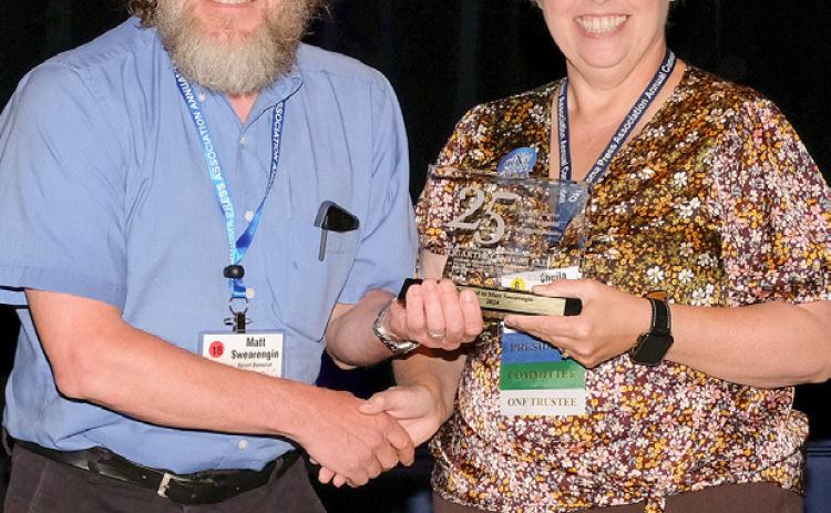 Matt Swearengin, editor of the Durant Democrat, receives an award to recognize his induction into Oklahoma Press Association’s Quarter Century Club from OPA President, Sheila Gay. Swearengin has a total of 28 years in newspaper work. Photo provided | OPA