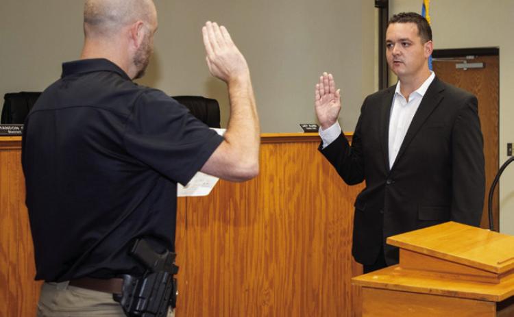 Bryan County Sheri_’s Oce Chief Deputy Tyler Balentine is sworn in as a Deputy U.S. Marshal with the Eastern Oklahoma Violent Crime Fugitive Task Force by supervisory Deputy U.S. Marshal Lance Hancock. Matt Swearengin | Durant Democrat