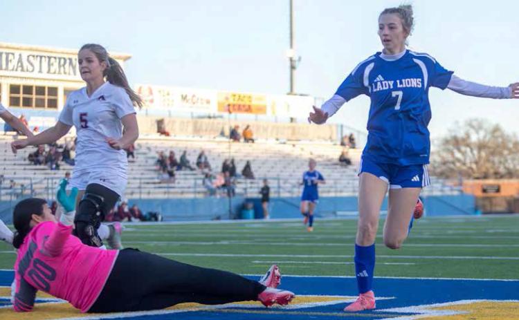 Lady Lion Jaylin Patten kicks a goal. Matt Swearengin | Durant Democrat