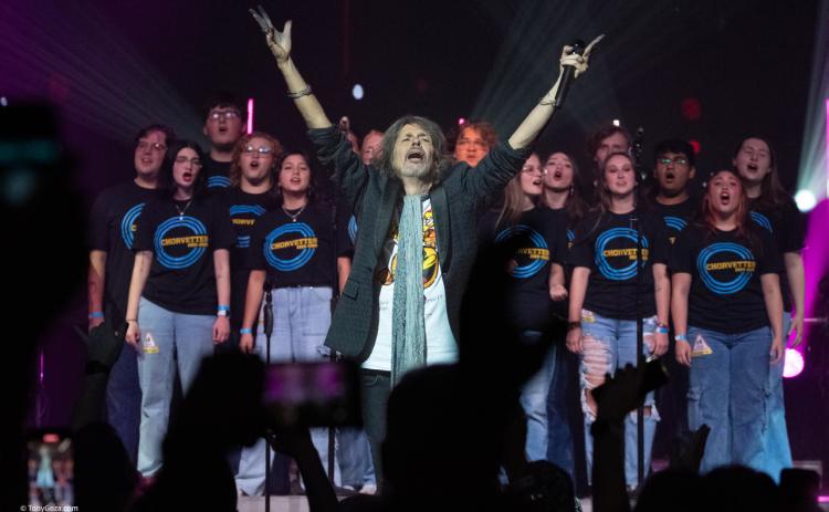 SE Chorvettes perform with Foreigner