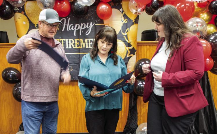Sarah Wiggins, of the Oklahoma State Auditor and Inspector’s O_ce, presents citations from State Auditor Cindy Byrd to retiring District No. 2 Commissioner Tony Simmons and retiring Bryan County Clerk Tammy Reynolds. Matt Swearengin | Durant Democrat